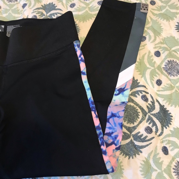 ❌SOLD❌NWOT. PINK Watercolor leggings - Picture 3 of 5